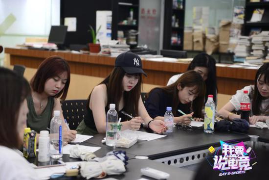 （授课现场专注听讲的女同学）