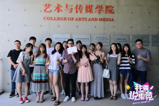 （7月11日Remember、徐鲤、郭佳庆和同学们的课后合照）