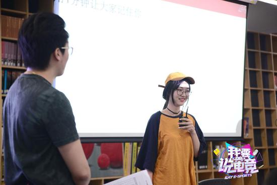 （管泽元与同学现场互动图片）