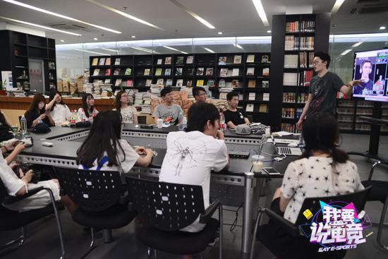 （管泽元授课现场图片）