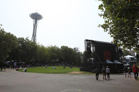 太空针下，play dota