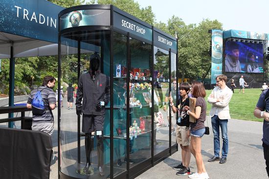 玩家参观DOTA2周边