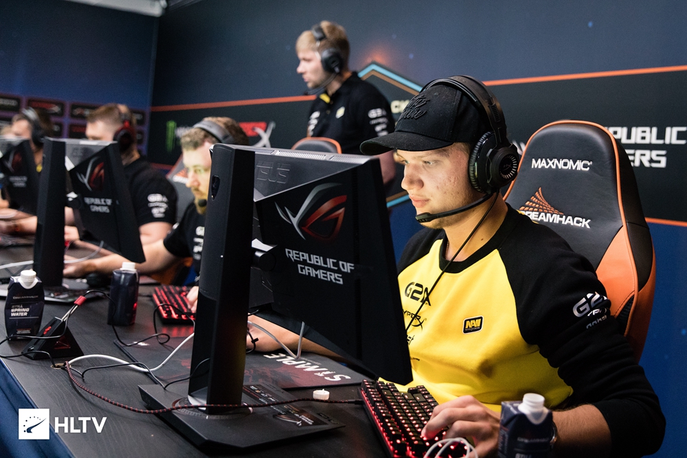 就算在逆境中s1mple依旧能够打出高数据