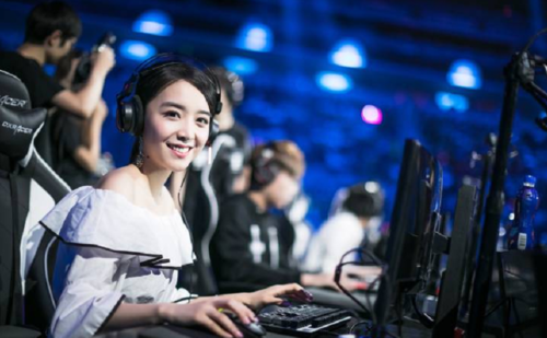 ↑本次大赛中唯一的女选手~LOL官方主持余霜