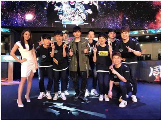 龙珠战队的选手们与周杰伦合影