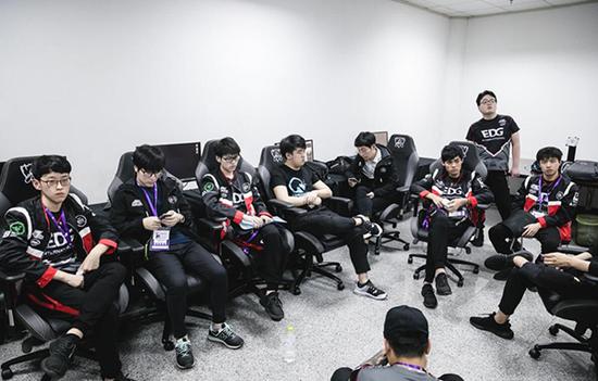 图3：EDG成员在输掉比赛后神色凝重