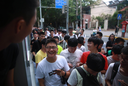 ▲ 上海 NPC 旗舰店现场排队的球球玩家热情高涨