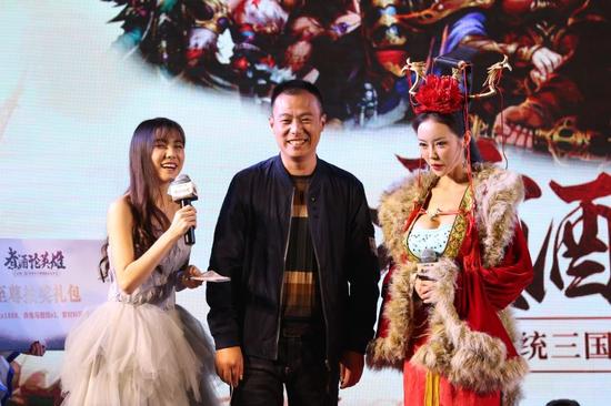 女国主和玩家共庆周年庆
