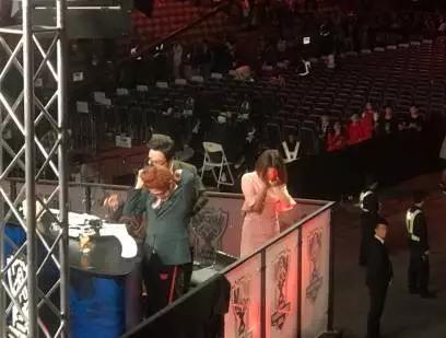 看台观众捕捉到解说苏小妍赛后落泪的情景