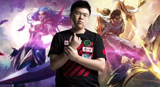 在今晚，有网友曝出在网吧竟然也在大屏直播韦神吃鸡的照片，韦神这是多有牌面？