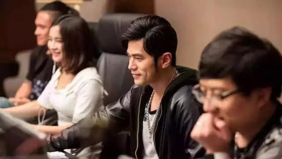 以周杰伦为代表的明星召唤师，从2016年开始全面进军电竞产业。