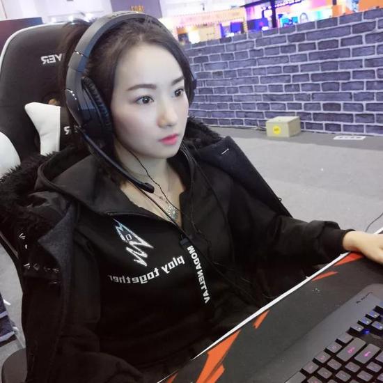 女兵,csgo冠军组成的吃鸡职业女队是怎样的?