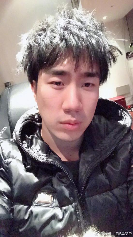 看起来也是十分可怜了，但是原因竟是沉迷吃鸡？粉丝也只得说一句：活该！