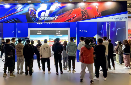 观众在PlayStation展台围观GT赛车7的比赛