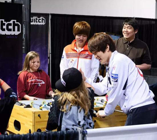 韩国星际明星Flash、Bisu与国外粉丝