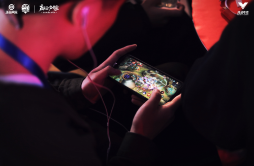 参赛选手们全神贯注投入比赛