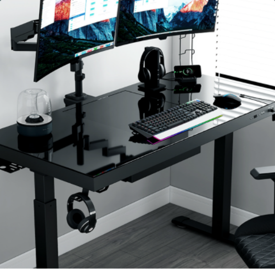 日光灯下充满高级感的黑色桌面,处处都透露着一股科技感,让人忍不住