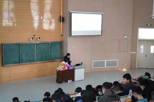 (图为:授课现场)