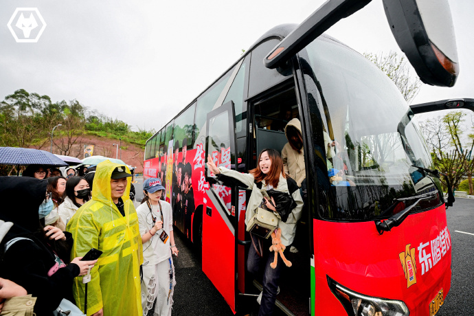东鹏特饮专属接驳巴士