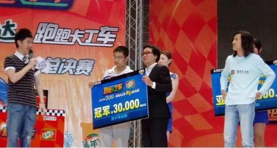 2007年K1联赛个人竞速冠军王京领奖现场（左2）