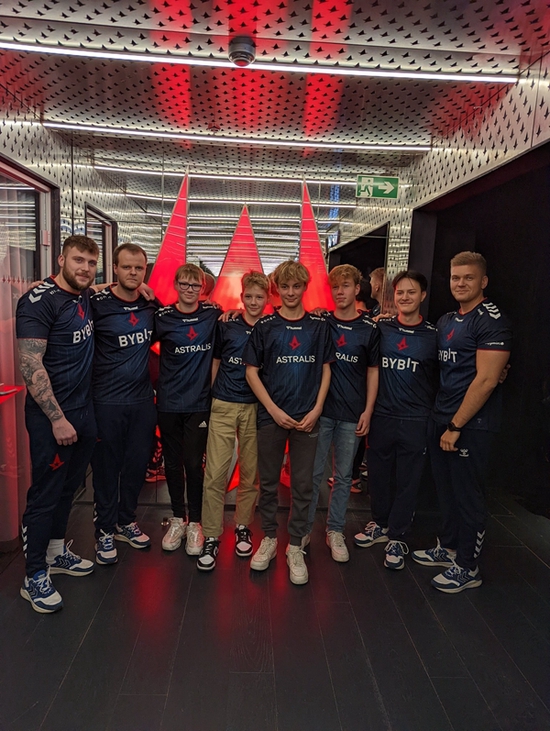  farlig在A队近期与粉丝的活动中亮相（右二）