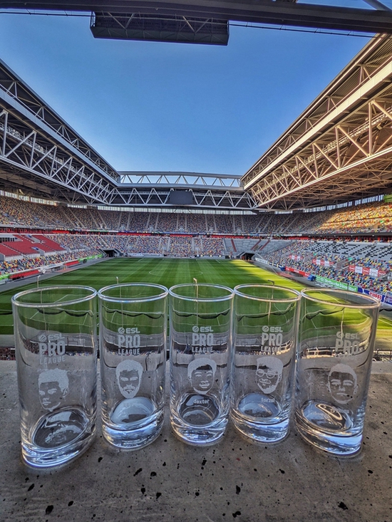 MOUZ展示带有他们选手肖像的纪念玻璃杯