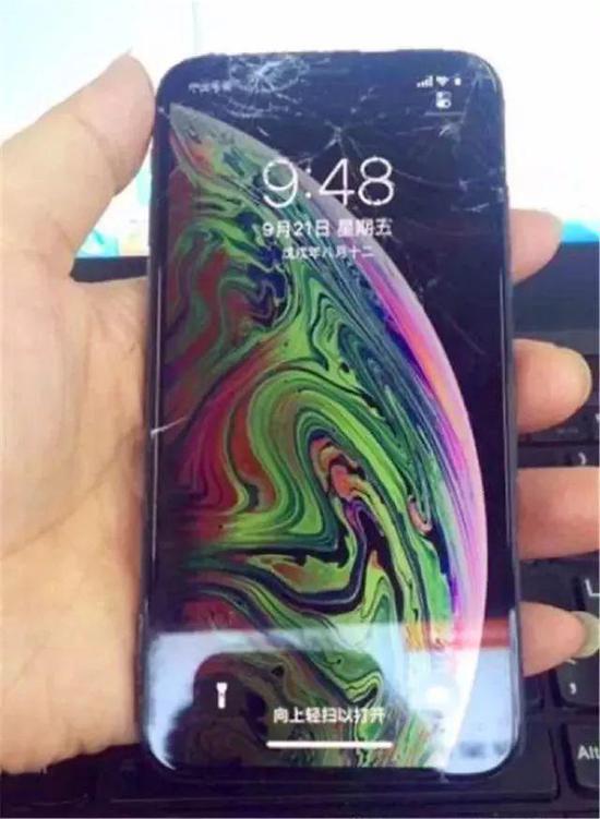 iPhone XS MAX全球首碎 网友：买得起修不起