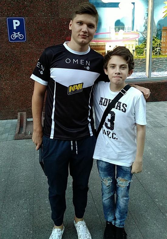 2018年latt1kk与偶像s1mple的合影