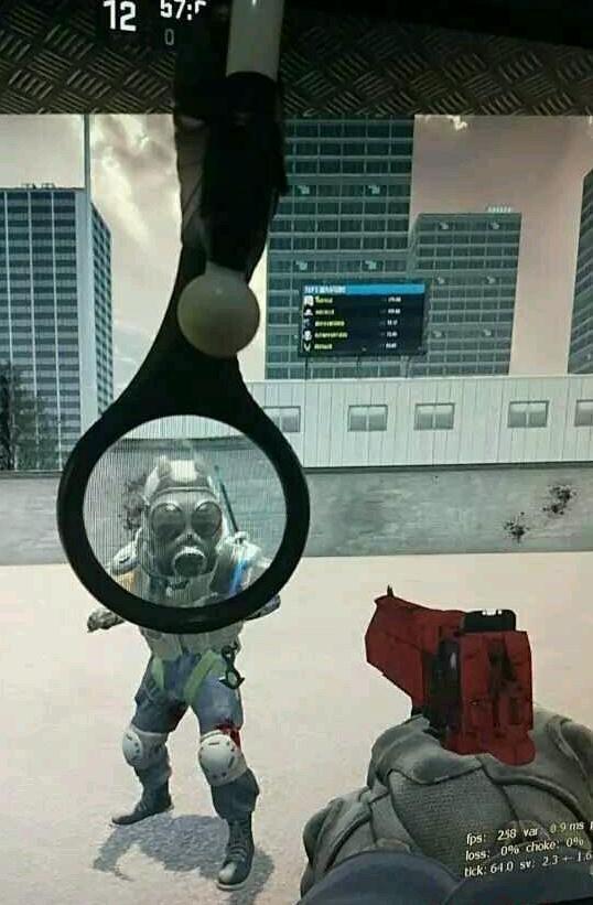 瞧瞧,他把放大镜夹在了屏幕上方,这样就能放大敌人的头部,提高爆头