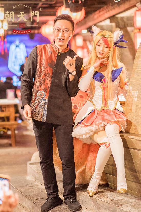 工作人员与coser合影