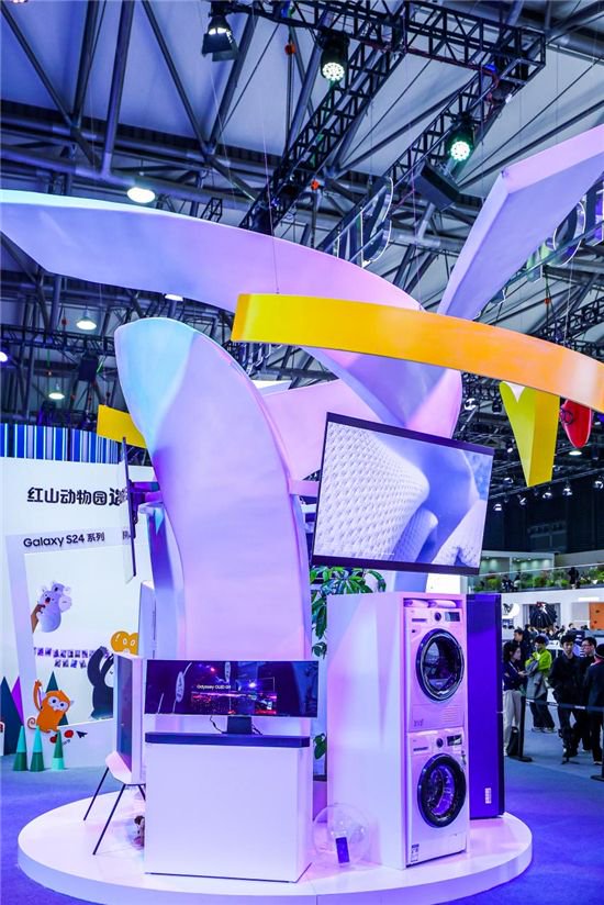 三星OLED G9（G95SC）在“AI Tree”展区