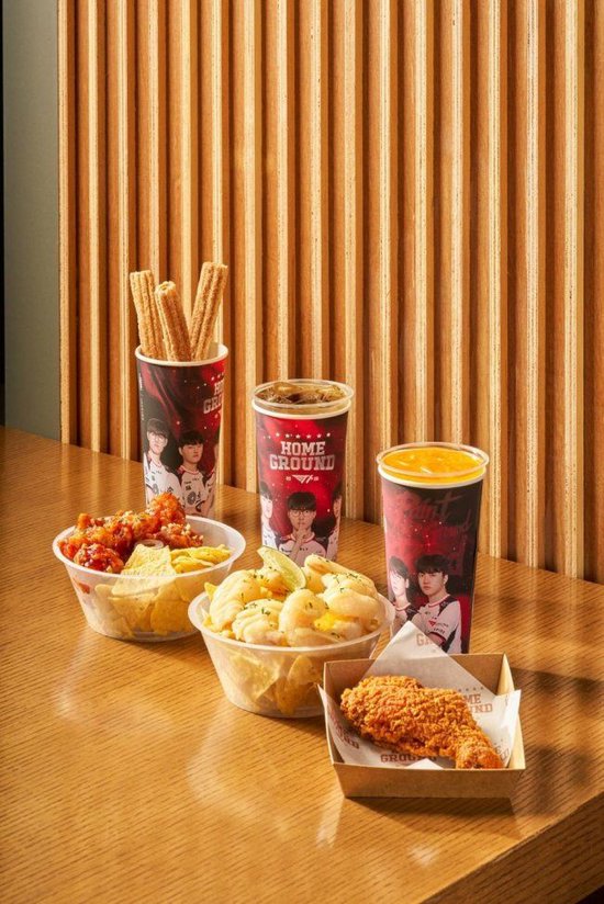迎仕柏综艺馆内的Quick Bites提供《T1主场》联名人气小吃