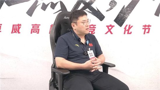 图注：王哲老师接受采访
