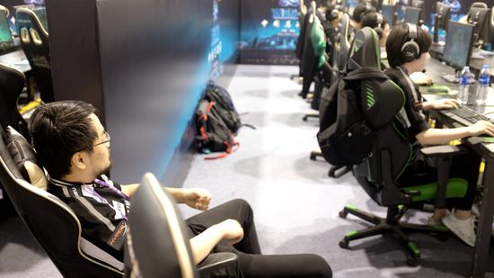 老父亲的凝神，R神正在注视着你