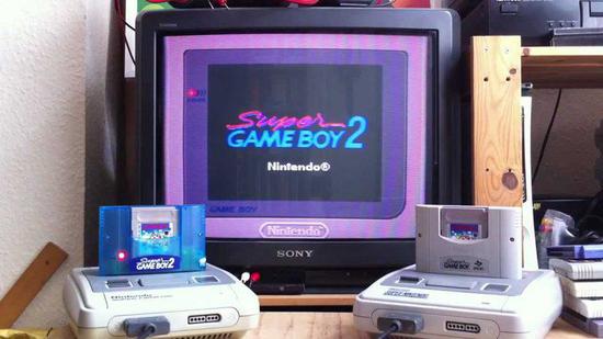 插在 SFC 主机上的 Super Game Boy 配件。