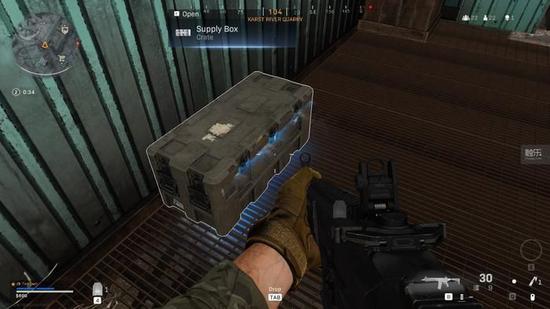 地图上散落的物资箱里不但含有武器装备，还包括大量金钱