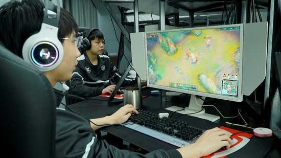 在创电竞杭州店、长沙店比赛的浙理电竞Gyc与CMG战队