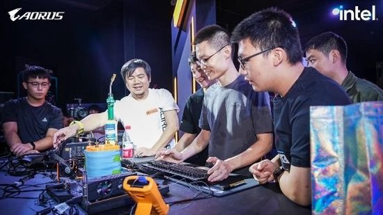 既然大神下场亲自教学了,玩家们也都纷纷上手体验,要知道,并不是谁都拥有获得大神现场指导的机会。