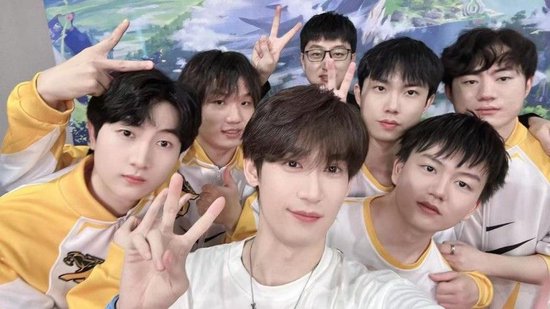 与战队队员在一起