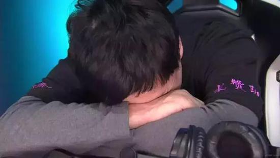 没能选到本命英雄的沈腾也委屈的趴在了桌子上。