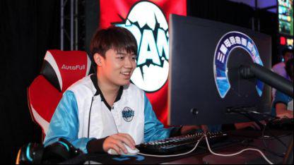 “京东游戏公益杯”活动中队员使用三星CFG70显示器比赛