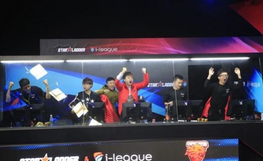 战胜天禄后advent（右2）依旧淡定