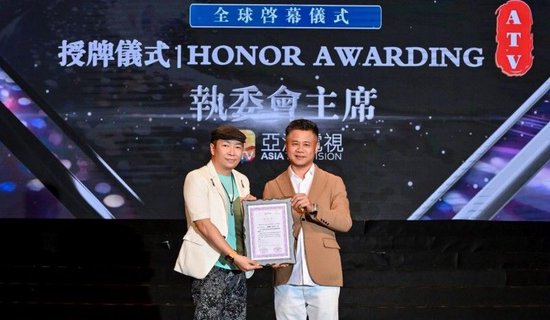 图：邓俊杰主席为范煜楓先生颁发任命书