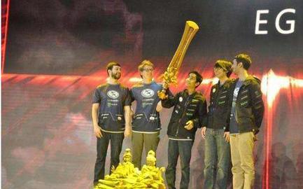 2015亚洲邀请赛，15岁的天才少年高举冠军辉耀