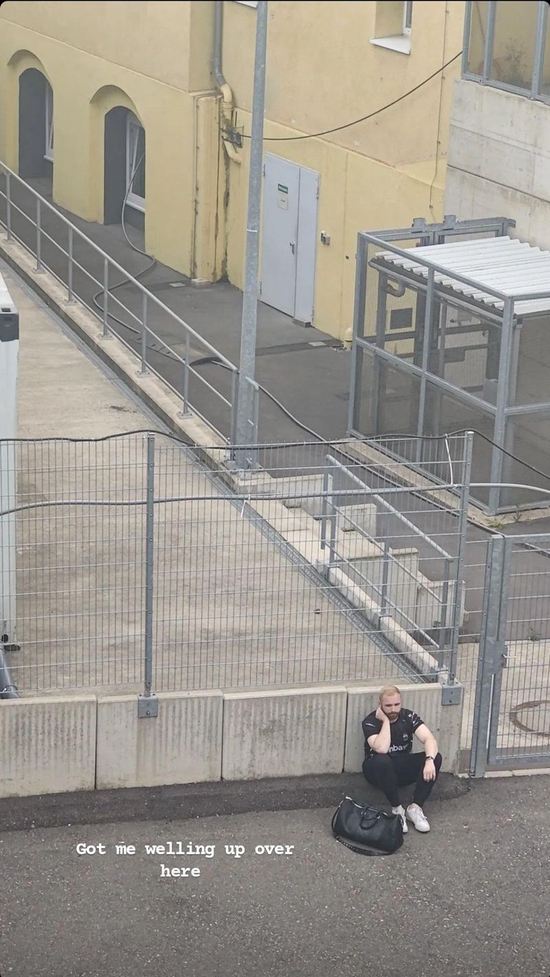 “家就附近，我却一点也不想回。”今天这张tiziaN的忧郁照片在reddit爆火