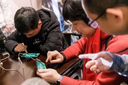 郭炜炜在庆典现场玩《指尖自走棋》