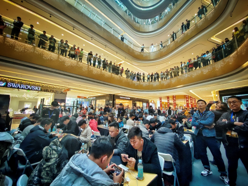 长楹天街站现场座无虚席,吸引了大量电竞爱好者驻足观看