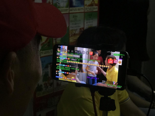 网友在直播间里为李鑫月送出虚拟礼物