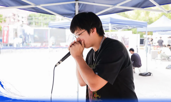 图为深圳大学街头文化协会现场用英雄联盟主题曲元素即兴Beatbox