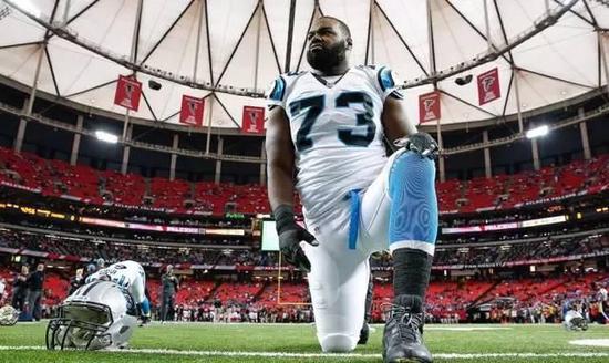 著名橄榄球运动员迈克尔·奥赫出身贫民区,过人天赋使其收到多所大学